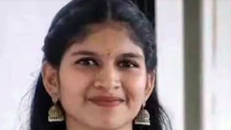 നെറ്റിയിലും താടിയിലും മുറിവ്, കോഴിക്കോട് വിദ്യാര്‍ഥിനി വീട്ടിനുള്ളില്‍ തൂങ്ങിമരിച്ചനിലയില്‍; ദുരൂഹത 