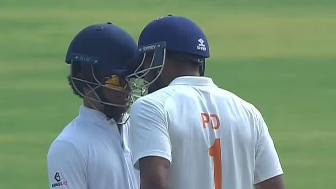 രഞ്ജി ട്രോഫി ഫൈനലിൽ നാടകീയ രംഗങ്ങൾ; ഗ്രൗണ്ടിൽ കൊമ്പ് കോർത്ത് താരങ്ങൾ, താക്കീത് നൽകി അമ്പയമാർ (വിഡിയോ )