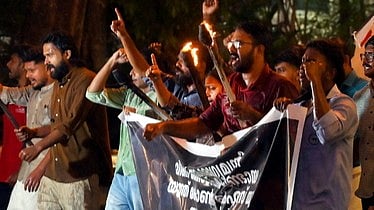 'കൊല്ലടാ എന്ന് ആക്രോശിച്ചു; മന്ത്രിക്ക് നേരെ ചാടി വീണ് എന്തോ ആയുധം കൊണ്ട് കഴുത്തില്‍ പരിക്കേല്‍പ്പിച്ചു'; വധശ്രമത്തിന് കേസ്