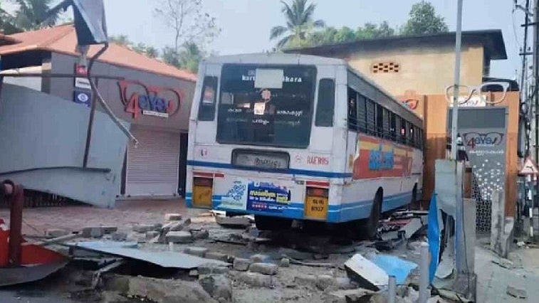 ഓടിക്കുന്നതിനിടെ ഹൃദയാഘാതം; ബസ് ഇടിച്ച് നിര്‍ത്തി യാത്രക്കാരെ രക്ഷിച്ച് കെഎസ്ആര്‍ടിസി ഡ്രൈവര്‍, പിന്നാലെ മരണം 