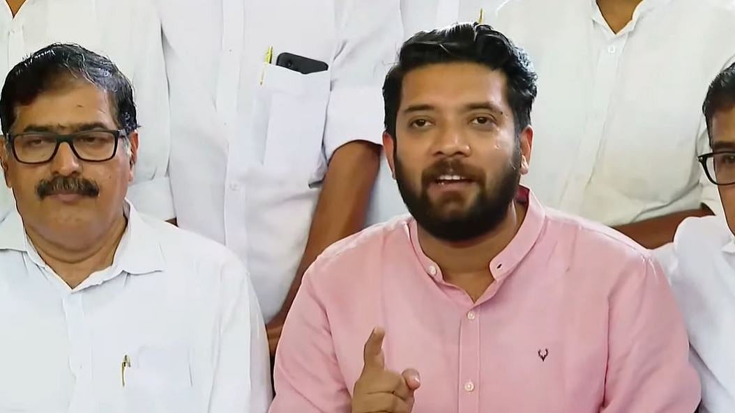 'കരിങ്കൊടി കാണിച്ചതിനാണോ അഡ്വാന്‍സ് ആദരാഞ്ജലി?; യുഡിഎഫുകാരുടെ വീടുകളിലേക്ക് നിരന്തരം ബോംബേറ്'; ചാറ്റ് പുറത്തുവിട്ട് ഷാഫി 