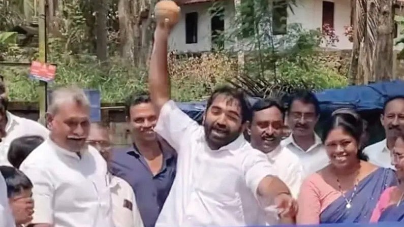 'സ്വാമിയേ ശരണമയ്യപ്പാ', തേങ്ങയുടച്ച് റോഡ് ഉദ്ഘാടനം; റോഡില്‍ പിറന്നാള്‍ ആഘോഷിച്ച് ചാണ്ടി ഉമ്മന്‍