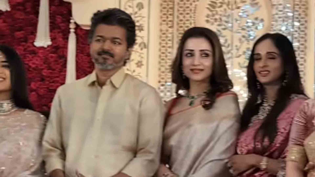 ഒരേ തരത്തിലുള്ള  വസ്ത്രങ്ങള്‍, 
വിവാഹവേദിയിൽ ഒന്നിച്ചെത്തി വിജയ്‌യും തൃഷയും; വിഡിയോ വൈറൽ