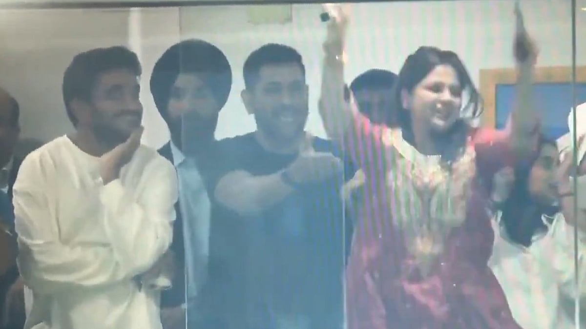'ശ്...ശ്... അത് ഔട്ടല്ല, അവിടെ ഇരിക്ക്!'; ഇല്ലാത്ത വിക്കറ്റിന് തുള്ളിച്ചാടി സാക്ഷി, ഭാര്യയെ നിയന്ത്രിക്കാൻ പാടുപെട്ട് ധോനി (വിഡിയോ)