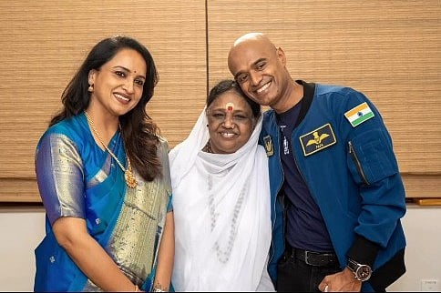 'അമ്മ'; മാതാ അമൃതാനന്ദമയിയെ കണ്ട് ലെനയും ഭർത്താവും