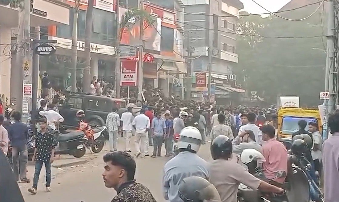 'ഒരു രൂപയ്ക്ക് ഷൂ!' ഓഫര്‍ കേട്ട് ഇരച്ചു കയറി ആളുകള്‍, കോഴിക്കോട് പൊരിഞ്ഞ അടി; ലാത്തിച്ചാര്‍ജ്