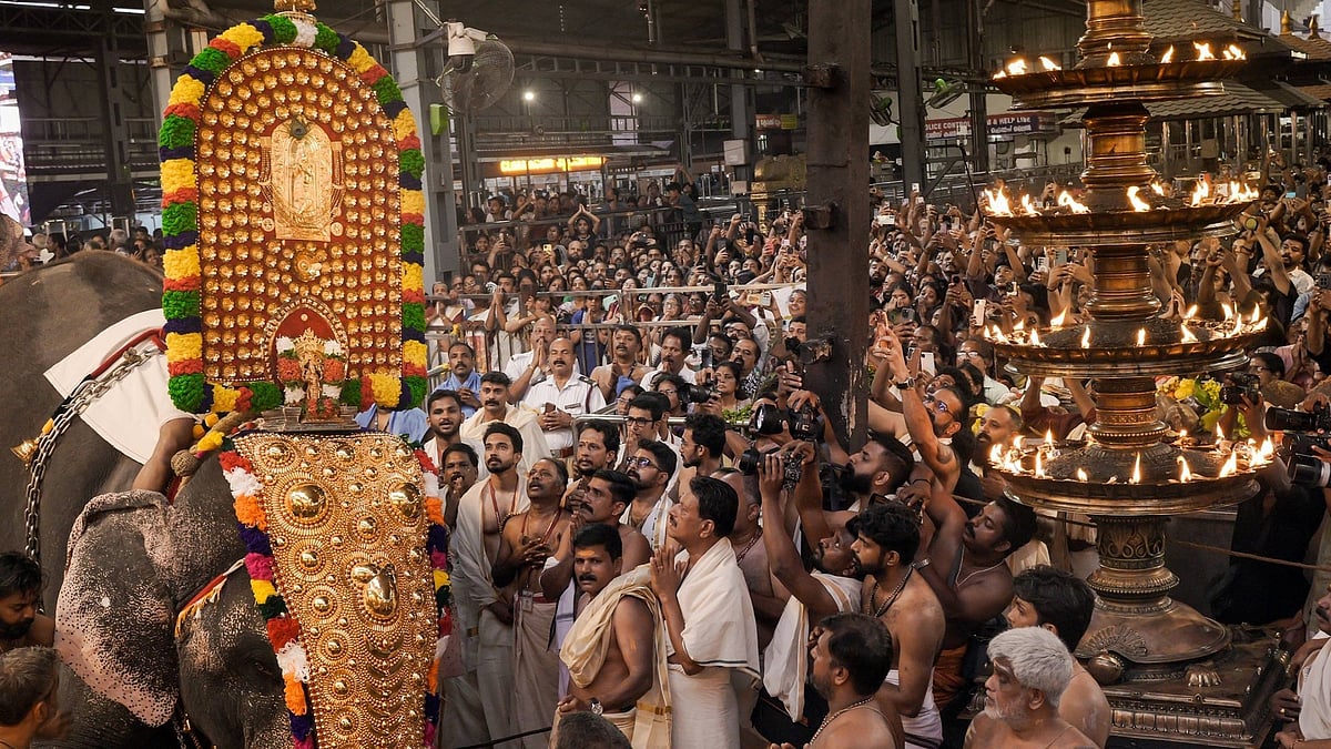 ഗുരുവായൂരപ്പന്‍ സ്വര്‍ണക്കോലത്തില്‍ ഗ്രാമപ്രദക്ഷിണത്തിനിറങ്ങി; ദര്‍ശന സായൂജ്യം നേടി ഭക്തര്‍