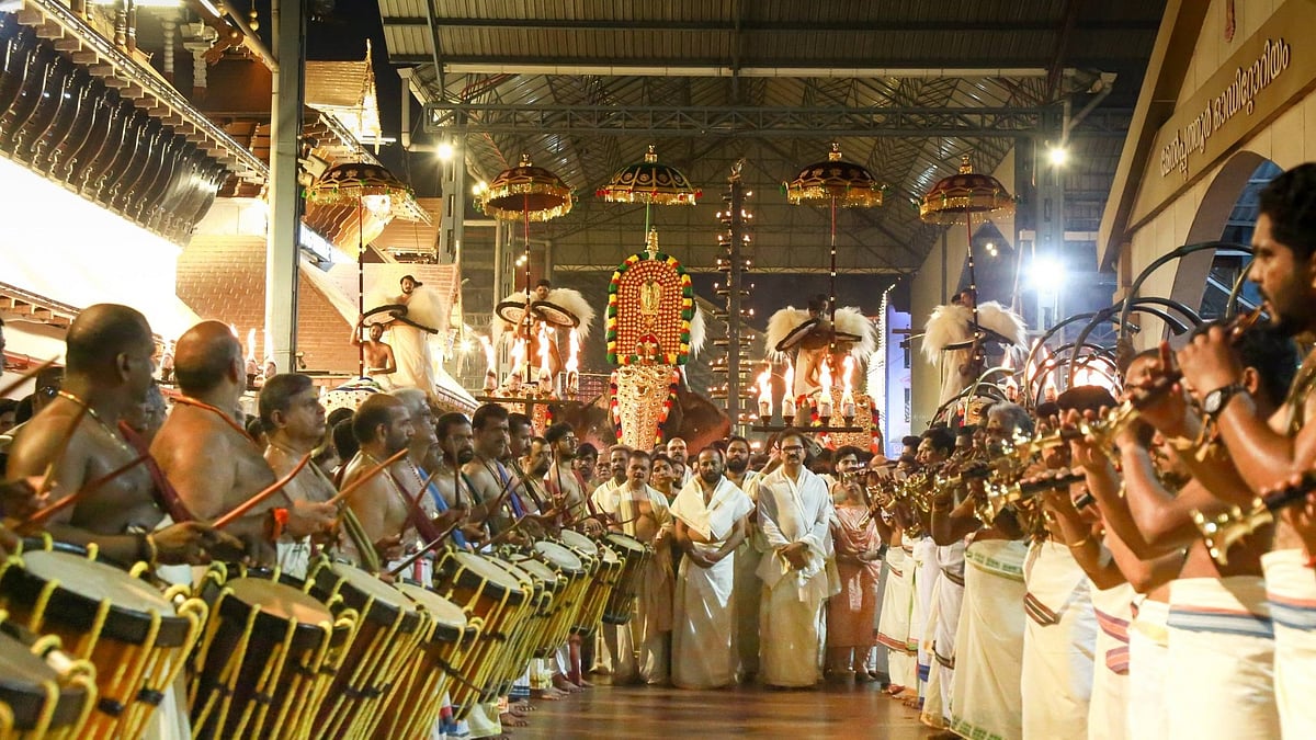 'പന്നിയെ അമ്പെയ്തു വീഴ്ത്തി', ഭക്തിസാന്ദ്രമായ അന്തരീക്ഷത്തില്‍ പള്ളിവേട്ട; നമസ്‌കാര മണ്ഡപത്തില്‍ കണ്ണനു പള്ളിയുറക്കം- വിഡിയോ 