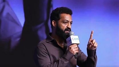 'നിങ്ങൾ ഒന്ന് മിണ്ടാതിരിക്കാമോ ?'; ആർപ്പുവിളിച്ച ആരാധകരോട് ദേഷ്യപ്പെട്ട് ജൂനിയർ എൻടിആർ 