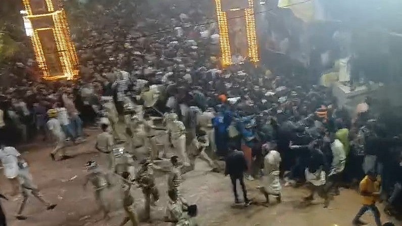 കണ്ണൂരില്‍ ഉത്സവത്തിനിടെ സിപിഎം - ബിജെപി സംഘര്‍ഷം: ലാത്തി വീശി അടിച്ചോടിച്ച് പൊലീസ്- വിഡിയോ 