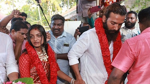 കുംഭമേള വൈറല്‍ പെണ്‍കുട്ടിയുടെ വയസ് 18 തന്നെ, ജനന സര്‍ട്ടിഫിക്കറ്റ് തിരുത്തിയത് പിന്നീടെന്ന് പൊലീസ് 