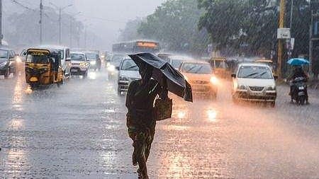 ഇന്നും ഒറ്റപ്പെട്ട മഴയ്ക്ക് സാധ്യത; കള്ളക്കടല്‍ മുന്നറിയിപ്പ്