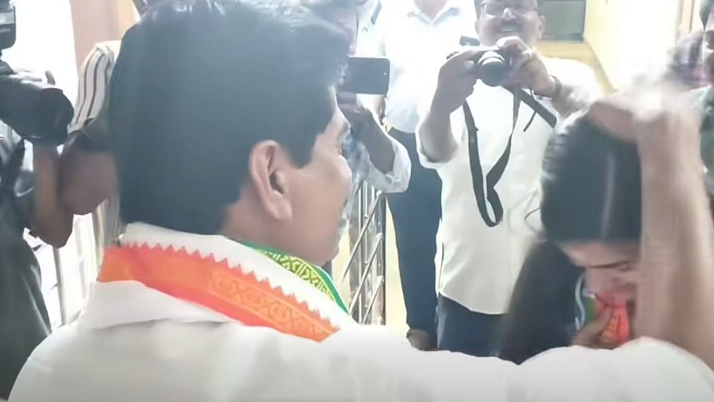 എതിര്‍ സ്ഥാനാര്‍ഥിയുടെ കാല്‍തൊട്ട് വന്ദിച്ച് ആതിര; കൈയുയര്‍ത്തി അനുഗ്രഹിച്ച് നാട്ടകം സുരേഷ് 