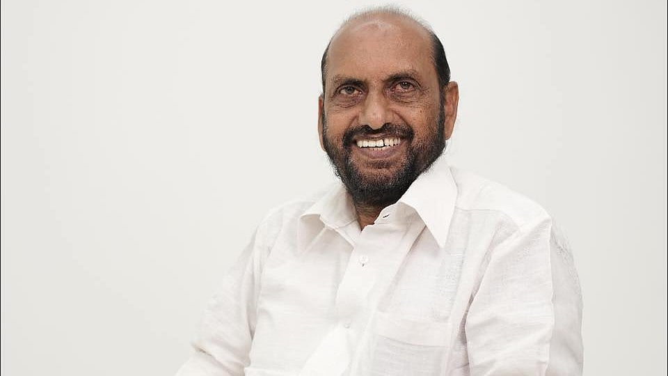 വിമതന്‍ പത്രിക പിന്‍വലിച്ചില്ല;  കൊയ്യം ജനാര്‍ദ്ദനനെ പാര്‍ട്ടിയില്‍ നിന്ന് പുറത്താക്കി കോണ്‍ഗ്രസ്