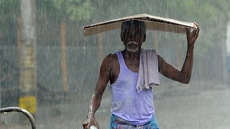പൊള്ളുന്ന ചൂടിന് ആശ്വാസം; നാളെ മുതല്‍ വേനല്‍ മഴയ്ക്ക് സാധ്യത; 40 കിലോ മീറ്റര്‍ വേഗതയില്‍ കാറ്റ്; മുന്നറിയിപ്പ്