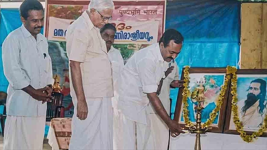 2006ൽ പറവൂരിലെ ഡീൽ എന്തായിരുന്നു?; വിഡി സതീശന്‍ ഗോള്‍വാള്‍ക്കര്‍ക്കു മുന്നില്‍ വിളക്കു കൊളുത്തുന്ന ചിത്രവുമായി മുഖ്യമന്ത്രി
