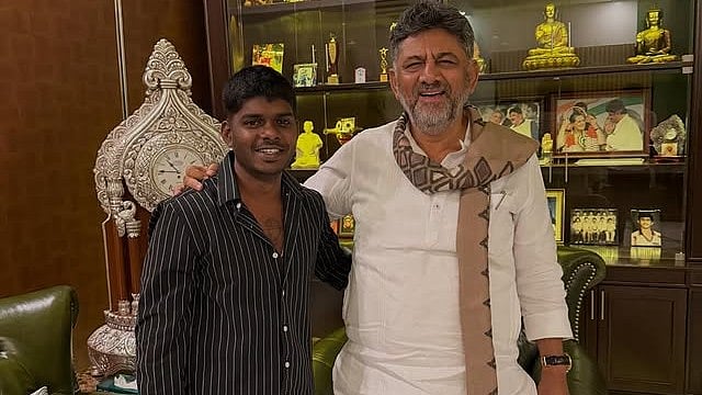 'പാട്ടിലൂടെ അടിമത്തത്തിൽ നിന്ന് മുക്തരാകുന്നതിനേക്കുറിച്ച് പറയുന്നു, എന്നിട്ട് നിങ്ങൾ അയ്യാ എന്ന് വിളിക്കുന്നു'; ഡി കെയെ കണ്ടതിന് പിന്നാലെ വേടന് വിമർശനം