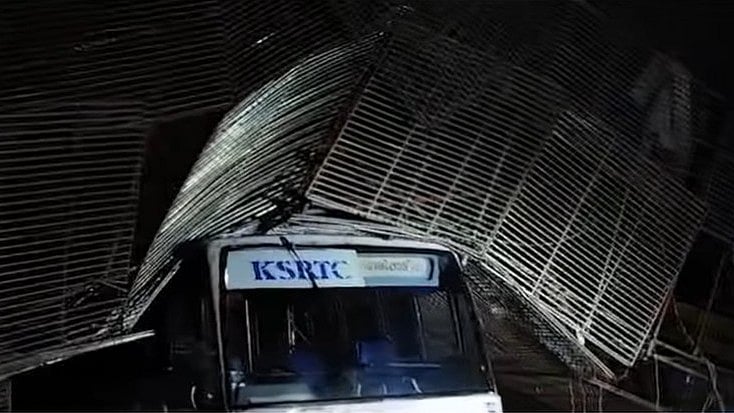 ക്ഷേത്രോത്സവം: അലങ്കാര ​ഗോപുരം തകർന്ന് കെഎസ്ആർടിസി ബസിന് മുകളിൽ വീണു; ദുരന്തം ഒഴിവായത് തലനാരിഴയ്ക്ക്