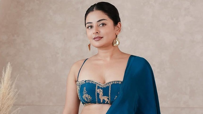 സാരിയില്‍ ഗ്ലാമറസായി എസ്തർ; കണ്ണെടുക്കാനാകാതെ ആരാധകർ 