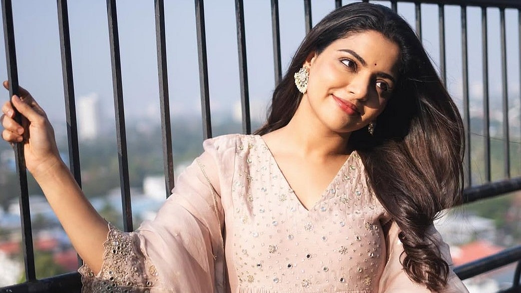 ലളിതം സുന്ദരം...; മനം കവർന്ന് നിഖില വിമല്‍
