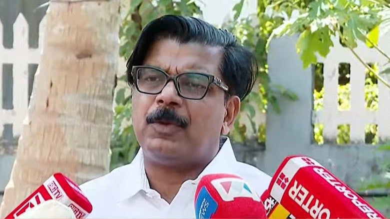 സ്പില്‍വേയിലെ മണ്ണൊലിച്ചുപോയാല്‍ ജലവകുപ്പിന് വെപ്രാളമെന്തിന്?; നാടു പ്രളയത്തില്‍ മുങ്ങിയാലും അവരുടെ കണ്ണ് കരിമണലില്‍; ആരോപണം ആവര്‍ത്തിച്ച് മാത്യു കുഴല്‍നാടന്‍