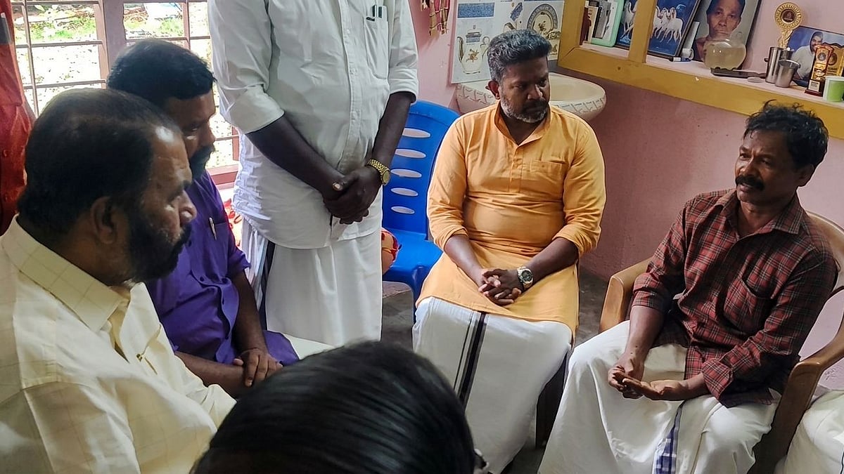 'കോളജില്‍ നിന്ന് ഒരാളുപോലും മരണവീട്ടില്‍ എത്താത്തത് സംശയകരം, ഇന്റേണല്‍ മാര്‍ക്കിന്റെ പേരില്‍ ഭീഷണി'; കര്‍ശന നടപടിയെന്ന് വി ശിവന്‍കുട്ടി