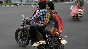 ഹെല്മറ്റ് ധരിക്കാത്തത് കൊണ്ട് മാത്രം അപകടത്തിന് കാരണക്കാരനാണെന്ന് കണക്കാക്കാനാവില്ല: മദ്രാസ് ഹൈക്കോടതി