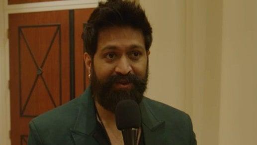 'ഗീതു ടോക്സിക്കിൽ ​ഗ്യാങ്സ്റ്റർ സിനിമയ്ക്ക് പുതിയ രൂപം നൽകിയിട്ടുണ്ട്; ദൃശ്യവിരുന്നിനപ്പുറം എല്ലാവരെയും സ്വാധീനിക്കുന്ന ചിത്രം കൂടിയാണിത്'