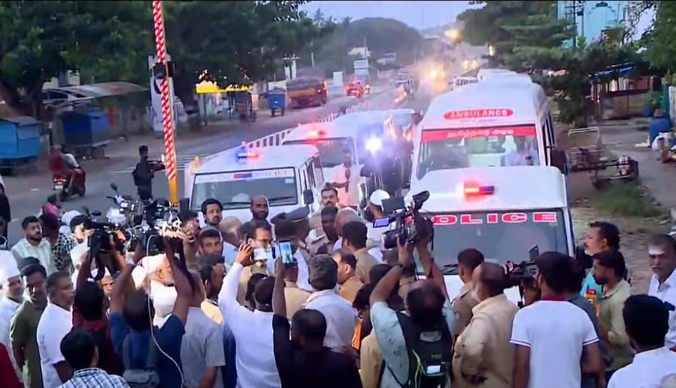 ചേതനയറ്റ ശരീരവുമായി അവര്‍ നാട്ടിലേക്ക് മടങ്ങുന്നു;  ഉള്ളുലഞ്ഞ് കേരളം; സ്‌കൂളില്‍ പൊതുദര്‍ശനം