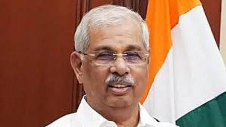'ഗവര്‍ണര്‍ വരുമ്പോഴും പോകുമ്പോഴും എഴുന്നേറ്റ് ആദരവ് പ്രകടിപ്പിക്കണം'; വിചിത്ര സര്‍ക്കുലറുമായി സംസ്‌കൃത സര്‍വകലാശാല, ഒടുവില്‍