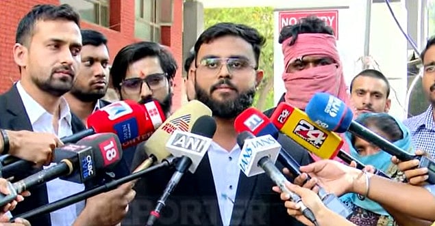 കുംഭമേള വൈറല്‍ താരത്തിന്റെ വിവാഹം, കേസെടുക്കാന്‍ എസ് സി / എസ്ടി കമ്മീഷന്‍ നിര്‍ദേശം