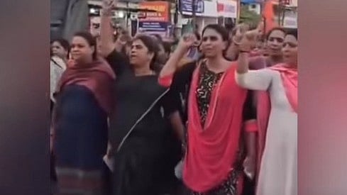 'പോടാ പുല്ലേ പൊലീസേ, കാക്കിയിട്ടൊരു ഗുണ്ടകളേ'; ആര്‍ ശ്രീലേഖയെ പ്രതി ചേര്‍ത്തു 