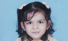 ട്രെയിനിന്റെ കാറ്റടിച്ച് തെറിച്ചു വീണു; ചികിത്സയിലുള്ള അഞ്ച് വയസുകാരി മരിച്ചു