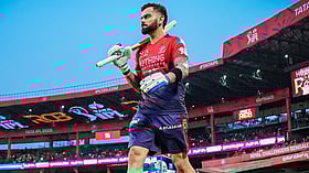 ഗുജറാത്തിനെതിരെ ടോസ്; ആര്‍സിബി ആദ്യം പന്തെറിയും; ബേതേലും ഹോള്‍ഡറും ഇലവനിൽ