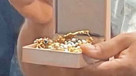 കള്ളനെ പേടിച്ച് ആറു പവന്‍ സ്വര്‍ണം പുസ്തകത്തില്‍ ഒളിപ്പിച്ചു; കുടുംബം ആക്രിക്കടയില്‍, സംഭവം ഇങ്ങനെ