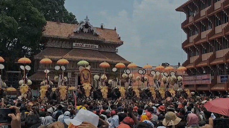 ഇലഞ്ഞിച്ചോട്ടില്‍ മേളവിസ്മയം, പെയ്തിറങ്ങി മഠത്തില്‍വരവ് പഞ്ചവാദ്യം; പൂരത്തിലലിഞ്ഞ് പുരുഷാരം- വിഡിയോ 