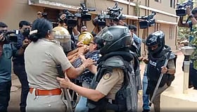 സമരത്തിനിടെ കമ്മിഷണറുടെ ആസ്ഥാനത്തേക്ക് ഓടിക്കയറി; വനിതാ നേതാവിനെ പിടികൂടി