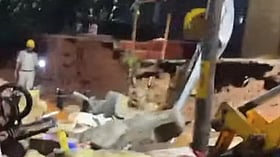 വിനോദയാത്രയ്ക്കായി കുടുംബശ്രീ സംഘം ബംഗളൂരുവില്‍, കനത്തമഴയില്‍ മതില്‍ ഇടിഞ്ഞ് വീണ് അപകടം; രണ്ട് മലയാളികള്‍ അടക്കം ഏഴുപേര്‍ മരിച്ചു