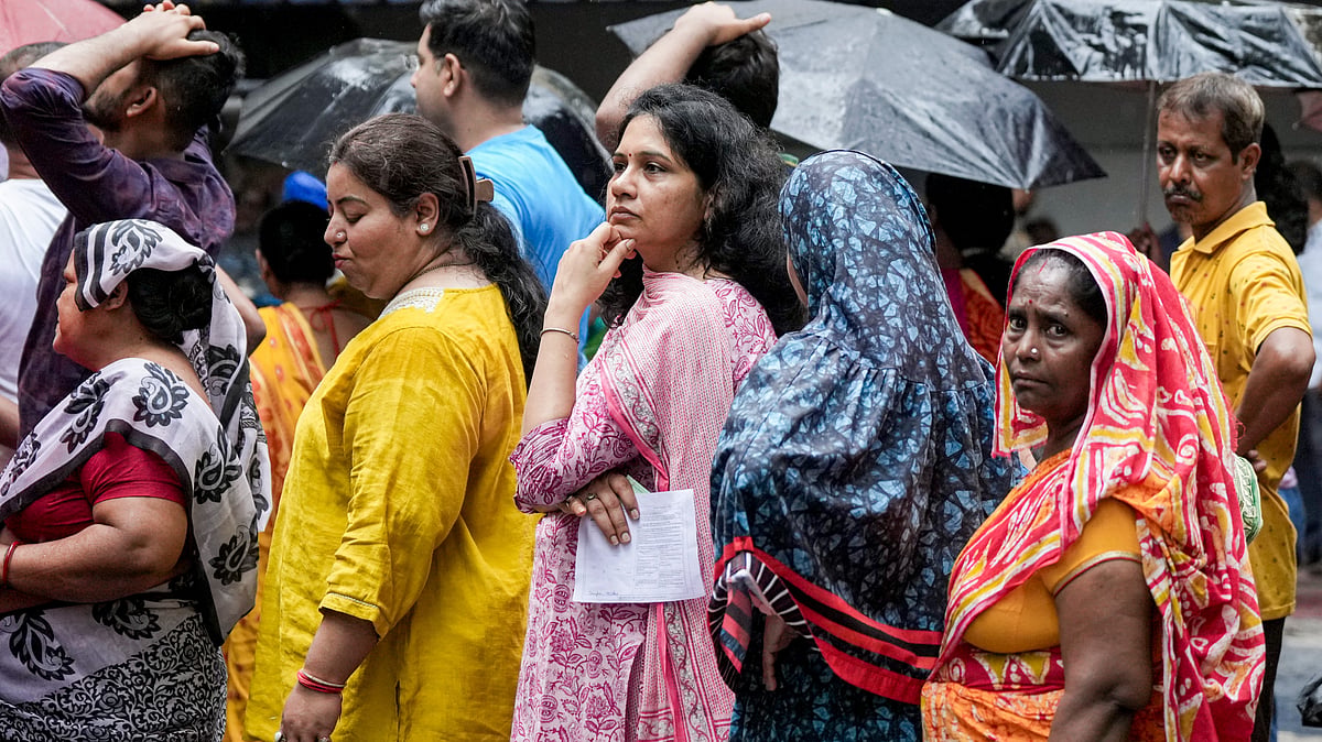 ഒരു മണി വരെ 61.11%, ബംഗാളില്‍ രണ്ടാംഘട്ടത്തിലും പോളിങ് റെക്കോര്‍ഡിലേക്ക്; ഭവാനിപൂരില്‍ സംഘര്‍ഷം, ലാത്തിച്ചാര്‍ജ്
