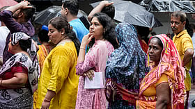 ഒരു മണി വരെ 61.11%, ബംഗാളില്‍ രണ്ടാംഘട്ടത്തിലും പോളിങ് റെക്കോര്‍ഡിലേക്ക്; ഭവാനിപൂരില്‍ സംഘര്‍ഷം, ലാത്തിച്ചാര്‍ജ്