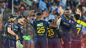 'തകർത്തു'; ബംഗളുരുവിനെ എറിഞ്ഞൊതുക്കി ഗുജറാത്ത്, അർഷാദിന് മൂന്ന് വിക്കറ്റ്,
വിജയലക്ഷ്യം 156 റൺസ്