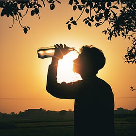 ചൂട് കുറയ്ക്കാൻ ഈ ആഹാരങ്ങൾ ഒഴിവാക്കാം