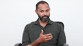 'തുറന്നിട്ട വാതിൽ വഴി തന്നെ വീട്ടിലേക്ക് കയറും; വളരെ ശ്രദ്ധിക്കണം, കുട്ടികളുടെ ഷൂസിനുള്ളിൽ പാമ്പുകൾ ഒളിച്ചിരിക്കും' (വിഡിയോ)