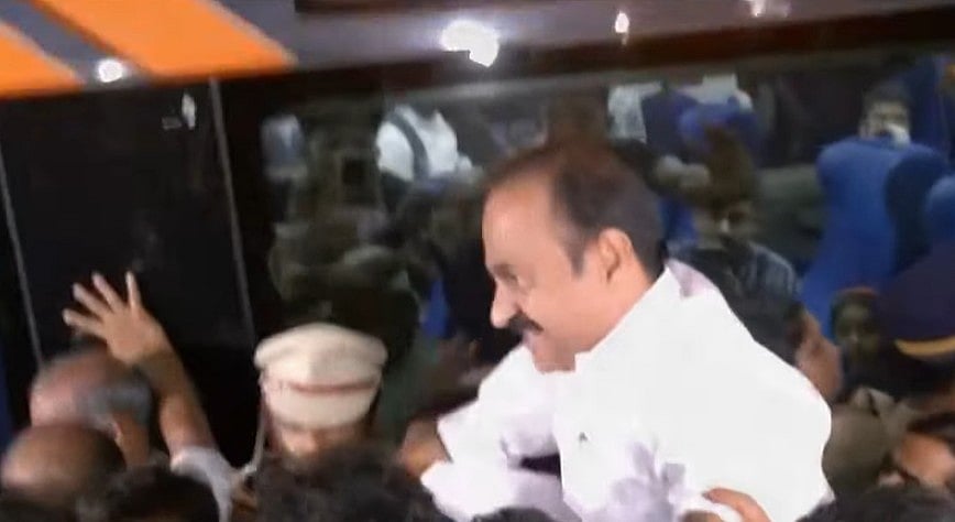 'മുഖ്യമന്ത്രി സതീശാ...'; ആവേശത്തോടെ പ്രവര്‍ത്തകര്‍;  ഉജ്ജ്വല സ്വീകരണം