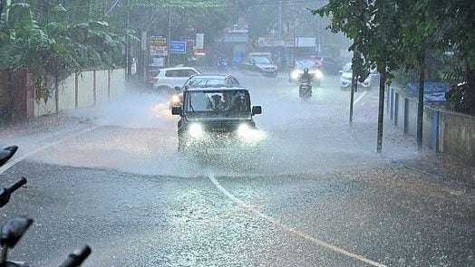 എറണാകുളത്ത് തീവ്രമഴ; സംസ്ഥാനത്ത്  മഴ കനക്കുന്നു; 12 ജില്ലകളില്‍ മുന്നറിയിപ്പ്; ഭൂതത്താന്‍കെട്ടില്‍ ഷട്ടറുകള്‍ ഉയര്‍ത്തി