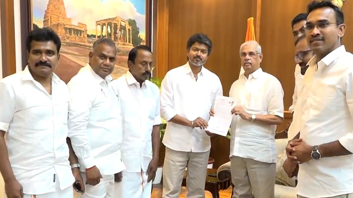 ഗവർണറെ കണ്ട് വിജയ്; സർക്കാർ രൂപീകരിക്കാൻ അവകാശവാദം ഉന്നയിച്ചു, പിഎംകെയും പിന്തുണയ്ക്കും?