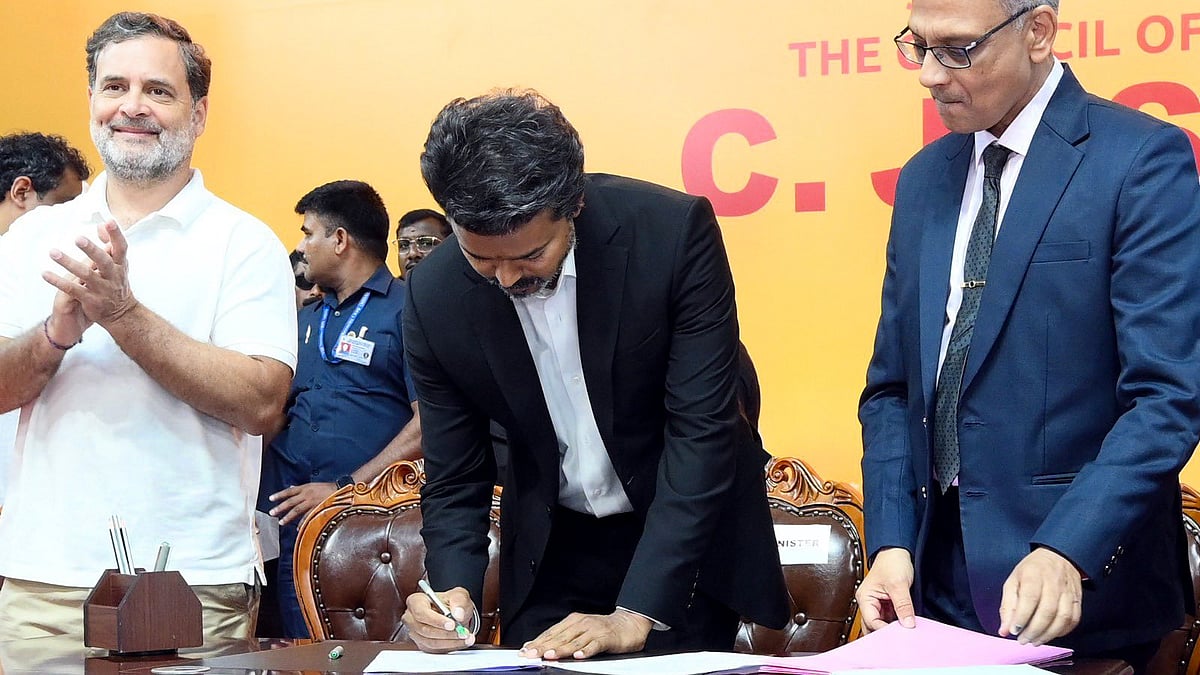 സ്ത്രീ സുരക്ഷയ്ക്ക് പ്രത്യേക സേനയും സൗജന്യ വൈദ്യുതിയും;  പുതിയ യുഗത്തിന് തുടക്കമിട്ട് മുഖ്യമന്ത്രി വിജയ്