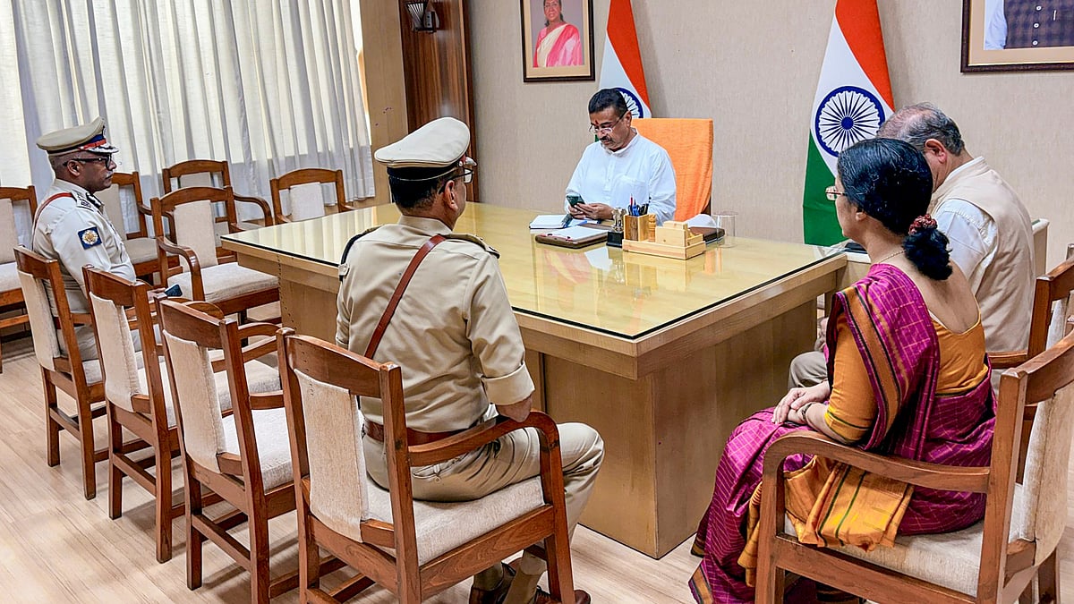 ബംഗ്ലാദേശ് അതിര്‍ത്തിയില്‍ വേലി കെട്ടും; സെന്‍സസ് നടപടികള്‍ ഉടന്‍ തുടങ്ങും; സുവേന്ദുവിന്റെ ആദ്യമന്ത്രിസഭാ യോഗ തീരുമാനങ്ങള്‍