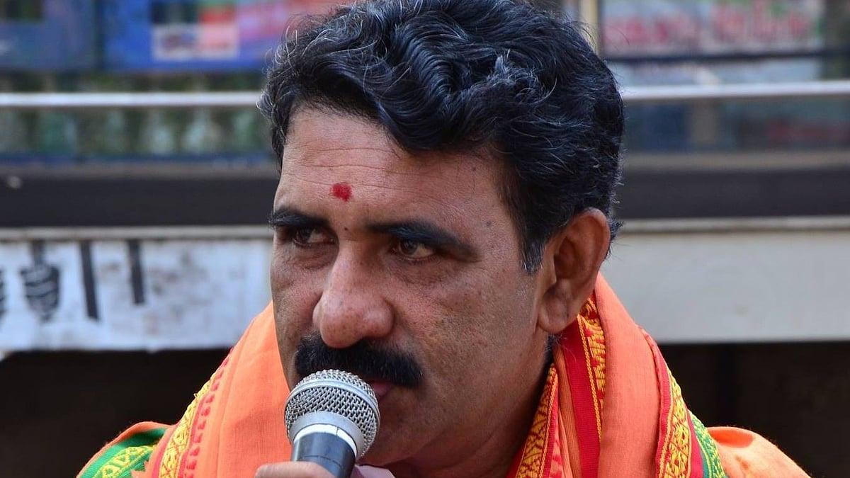 'തലയില്‍ മുണ്ടിട്ട് സാക്ഷാല്‍ പിണറായിയുടെ മകന്‍ ഗുരുവായൂരില്‍ ദര്‍ശനം നടത്തിയത് എല്ലാവര്‍ക്കും അറിയാം; എന്തിനാണ് ഈ കളളക്കളി? '