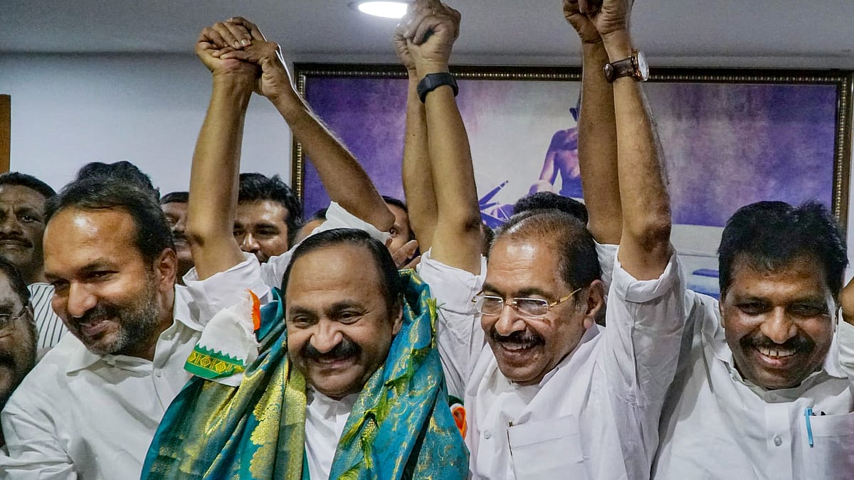 ഗവര്‍ണറെ കണ്ട് വിഡി സതീശന്‍; പൂര്‍ണ മന്ത്രിസഭാ സത്യപ്രതിജ്ഞ തിങ്കളാഴ്ച; വിജയ്‌യ്ക്കും ക്ഷണം; ദേശീയ നേതാക്കള്‍ എത്തും